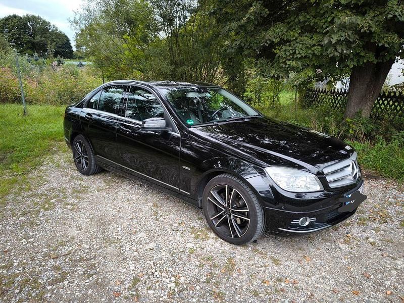 Schwarz Gebraucht 2010 Mercedes C300 Avantgarde Limousine | 12.000 € - Bild 1/4