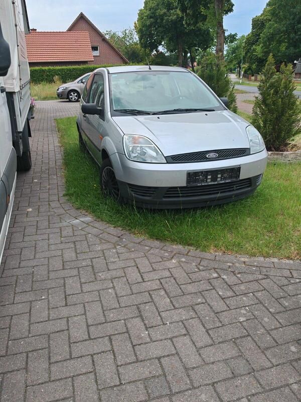 Silber Gebraucht 2004 Ford Fiesta Kleinwagen | 200 € - Bild 1/4