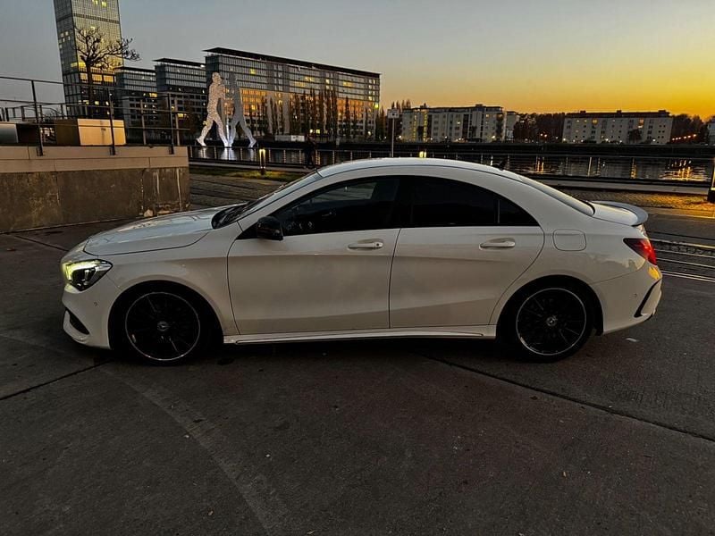 Weiß Gebraucht 2017 Mercedes CLA200 AMG line Coupé | 19.400 € (Fairer Preis) - Bild 1/4