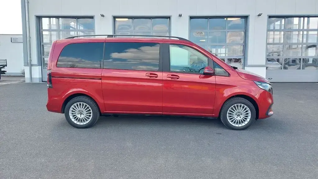 Gebraucht Mercedes V220 Style 163 PS (119 kW) 2025 Hyazinthrot metallic Van / Kleinbus