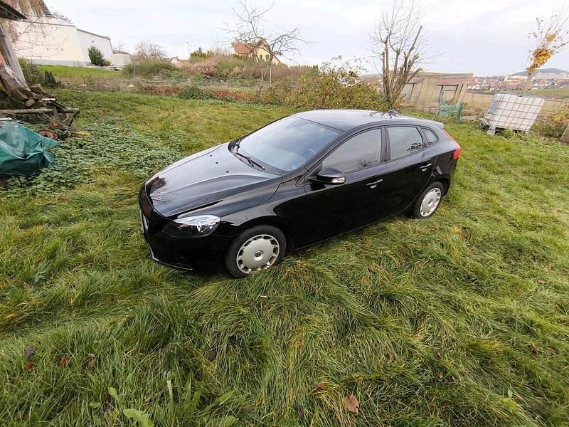 Schwarz Gebraucht 2015 Volvo V40 Kleinwagen | 9.500 € - Bild 1/4