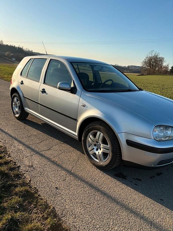 Gebraucht VW Golf IV 105 PS (77 kW) 2002 Silber Kleinwagen