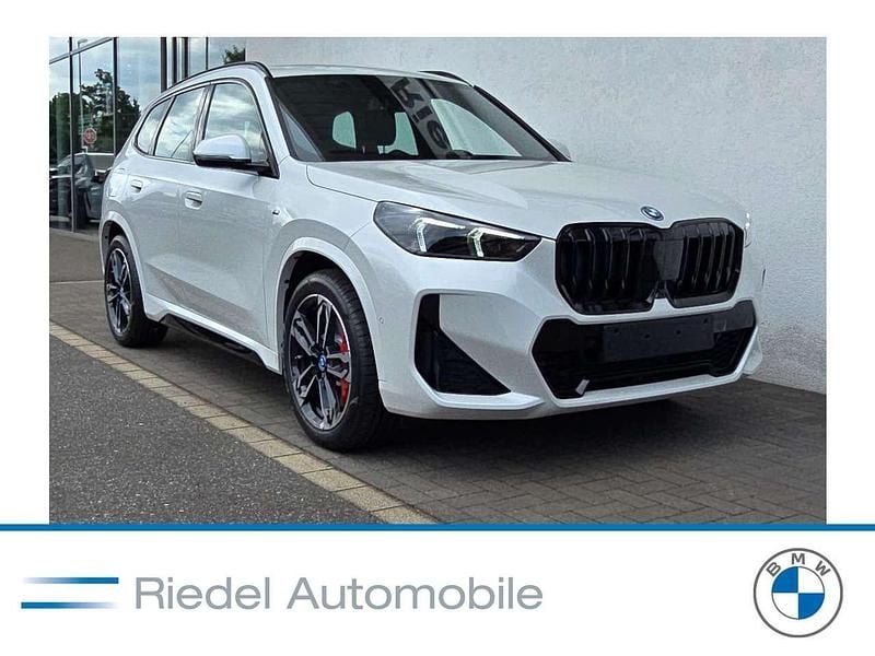 Mineralweiß metallic Neu 2025 BMW X1 Performance SUV | 56.500 € (Fairer Preis) - Bild 1/3