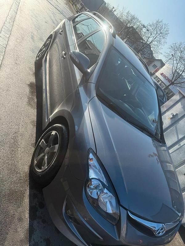 Gebraucht Hyundai i30 90 PS (66 kW) 2012 Grau Kombi