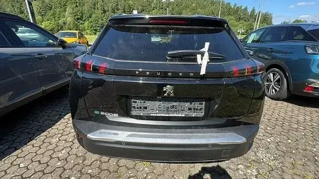 Gebraucht Peugeot e-2008 Allure 100 kW (136 PS) 2022 Noir perla nera SUV