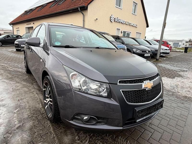 Grau Gebraucht 2013 Chevrolet Cruze LTZ Kleinwagen | 3.990 € (Fairer Preis) - Bild 1/4