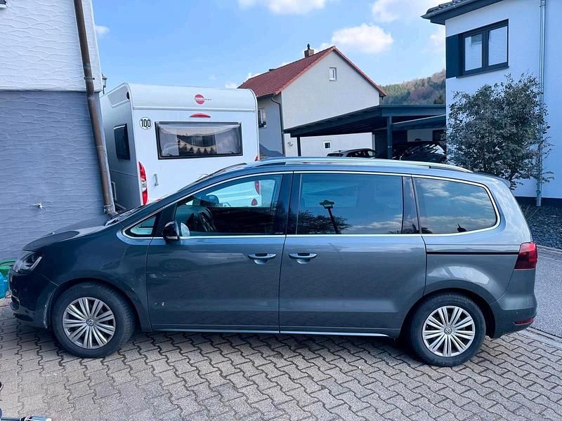 Gebraucht VW Sharan 150 PS (110 kW) 2020 Grau Van / Kleinbus