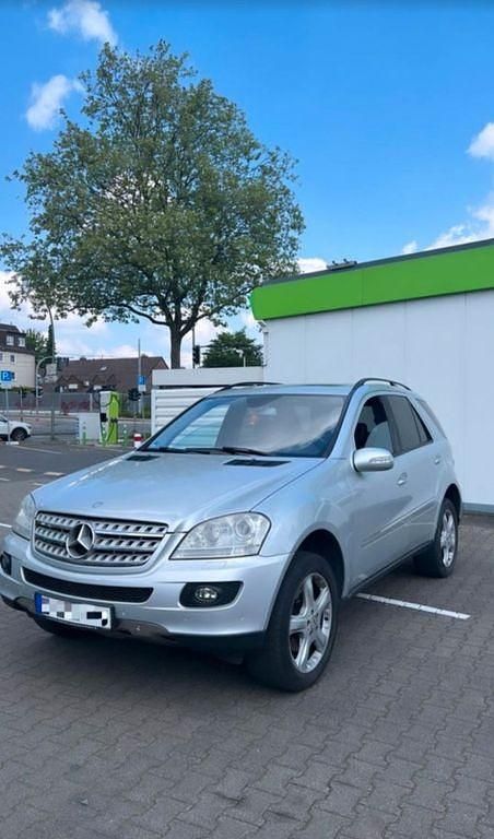 Silber Gebraucht 2006 Mercedes ML350 SUV | 8.950 € (Etwas zu teuer) - Bild 1/4