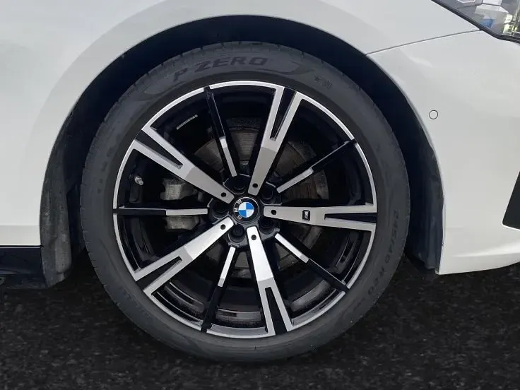 Gebraucht BMW 520 Performance 197 PS (144 kW) 2025 Mineralweiß metallic Kombi