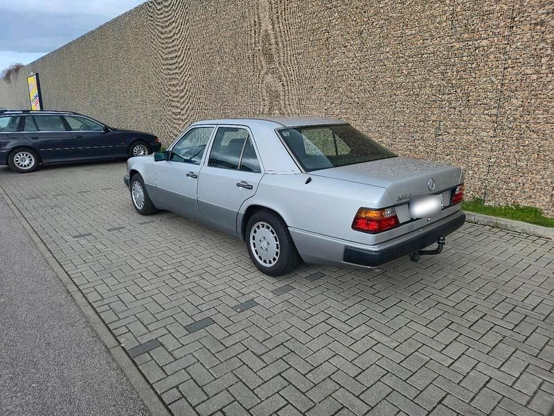 Gebraucht Mercedes E200 118 PS (86 kW) 1992 Silber Limousine