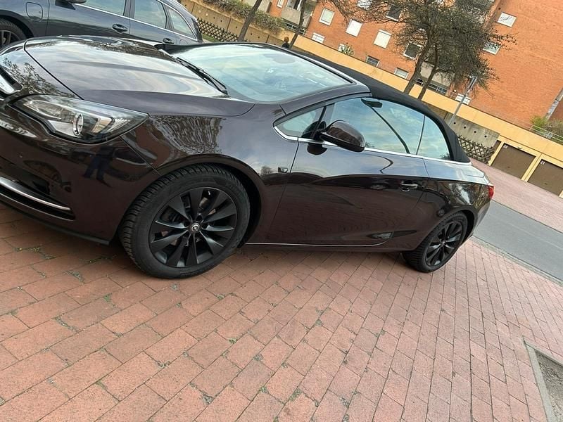 Usado Opel Cascada 165 HP (121 kW) 2014 Castanho Cabrios