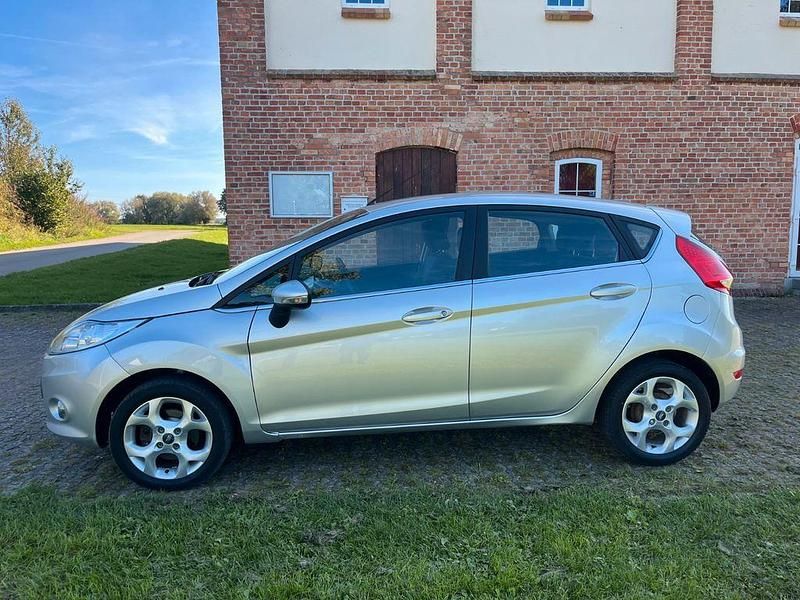 Gebraucht Ford Fiesta Titanium 82 PS (60 kW) 2010 Silber Kleinwagen