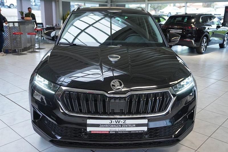 Neu Skoda Karoq Selection 150 PS (110 kW) 2025 Blackmagicperleffekt SUV