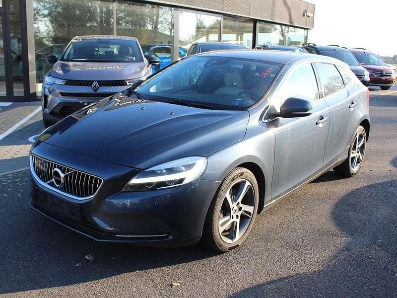 Gebraucht Volvo V40 Inscription 122 PS (89 kW) 2018 Denim blue Kombi