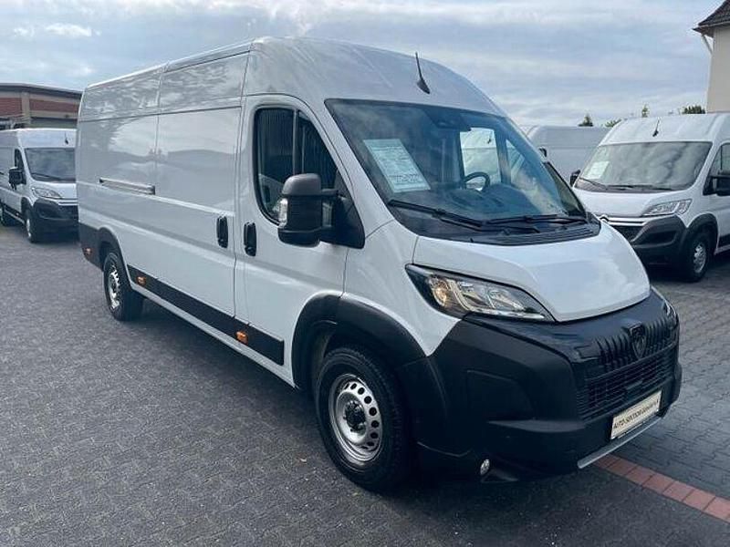Weiß icy Gebraucht 2024 Peugeot Boxer Van | 26.178 € (Guter Preis) - Bild 1/4