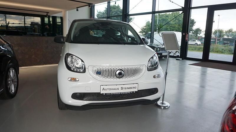 Weiß Gebraucht 2018 Smart ForFour Electric Drive Limousine | 9.995 € (Etwas zu teuer) - Bild 1/4