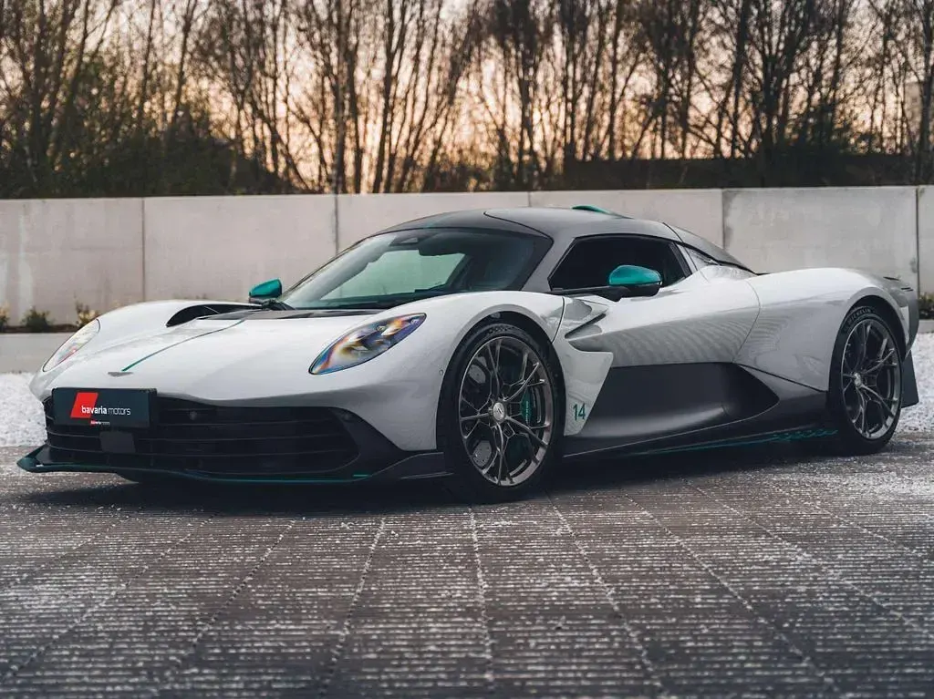 Neu Aston Martin Valhalla 2026 Grau Coupé