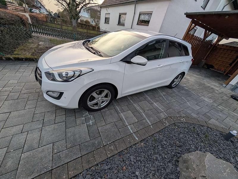 Gebraucht Hyundai i30 Style 135 PS (99 kW) 2015 Weiß Kombi