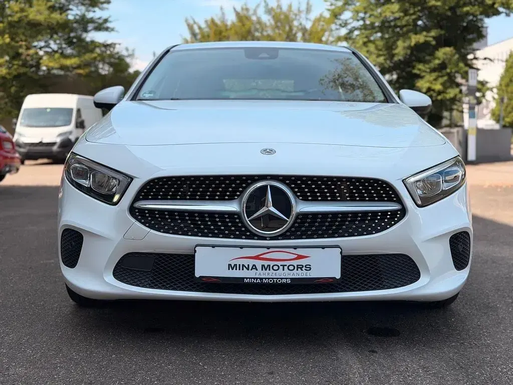 Gebraucht Mercedes A180 136 PS (100 kW) 2019 Weiß Limousine