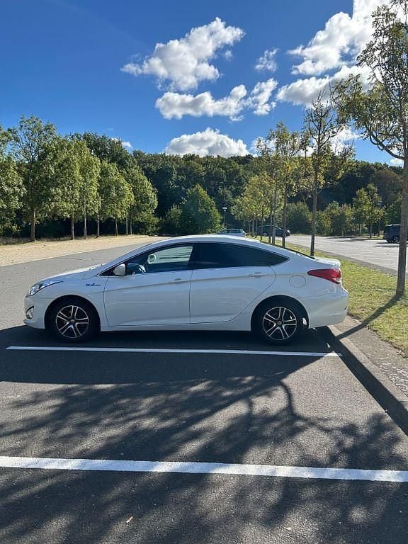Weiß Gebraucht 2012 Hyundai i40 Comfort Limousine | 6.750 € (Superpreis) - Bild 1/4