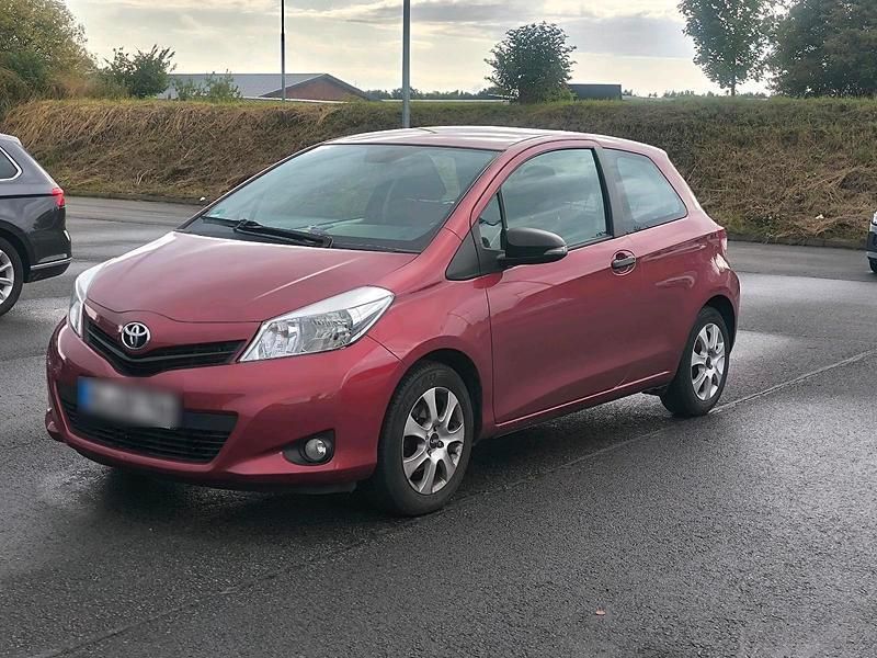 Rot Gebraucht 2011 Toyota Yaris Kleinwagen | 4.000 € (Teuer) - Bild 1/2