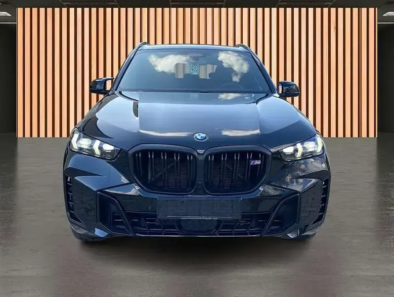 Gebraucht BMW X5 M M Sport 530 PS (389 kW) 2024 Black sapphire metallic SUV