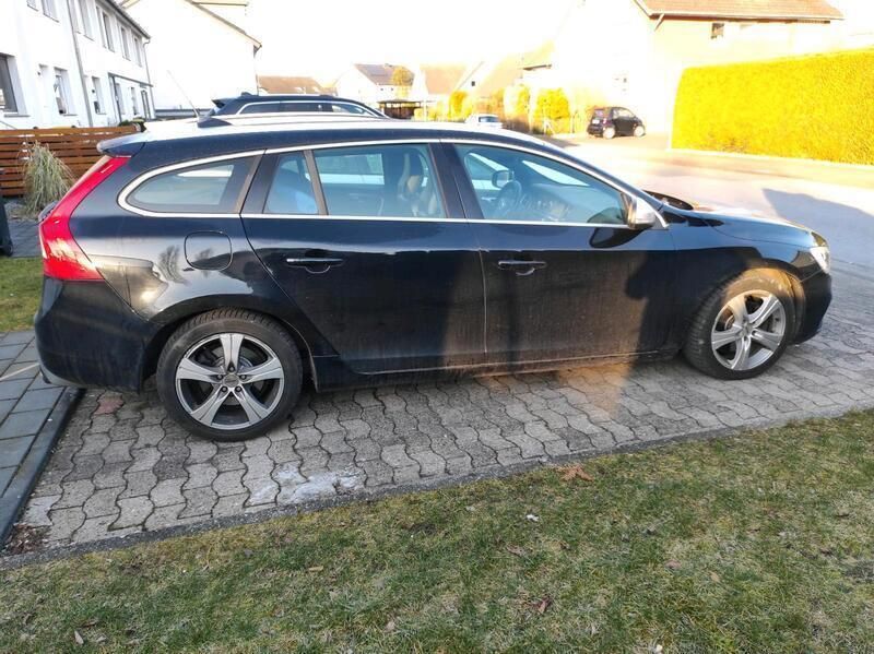 Schwarz Gebraucht 2015 Volvo V60 Kombi | 10.500 € (Etwas zu teuer) - Bild 1/4