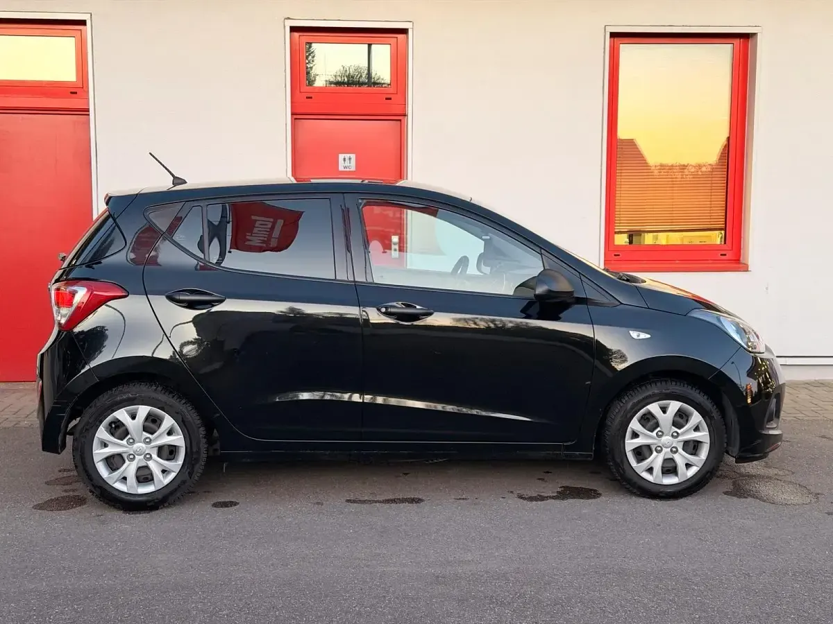 Gebraucht Hyundai i10 67 PS (49 kW) 2014 Schwarz Kleinwagen