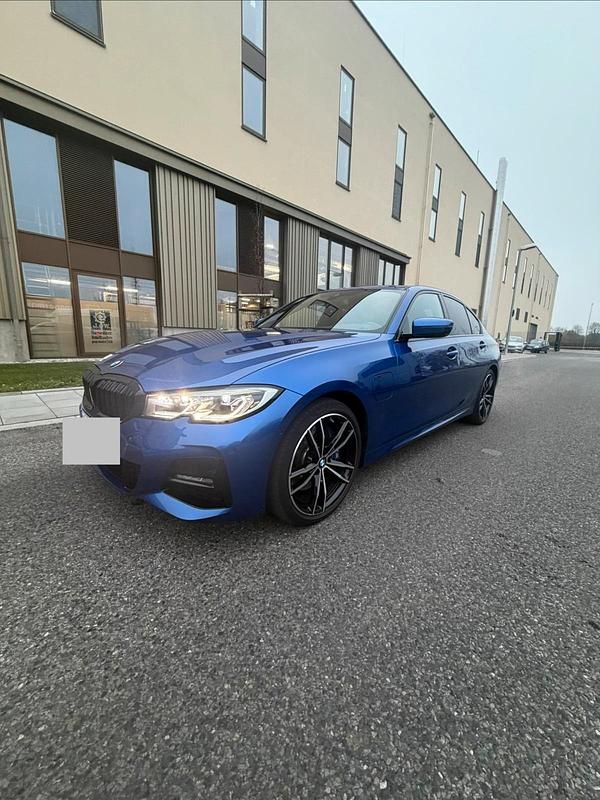 Blau Gebraucht 2019 BMW 330e M Sport Limousine | 29.900 € (Fairer Preis) - Bild 1/4