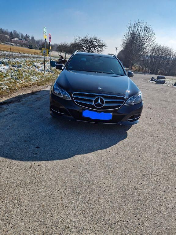 Schwarz Gebraucht 2013 Mercedes E220 Avantgarde Limousine | 11.250 € (Fairer Preis) - Bild 1/4