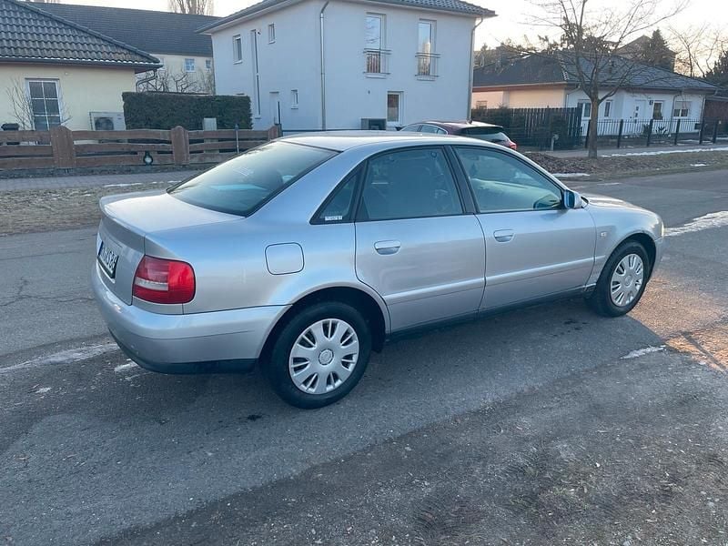 Grau Gebraucht 2000 Audi A4 Limousine | 1.000 € (Guter Preis) - Bild 1/4