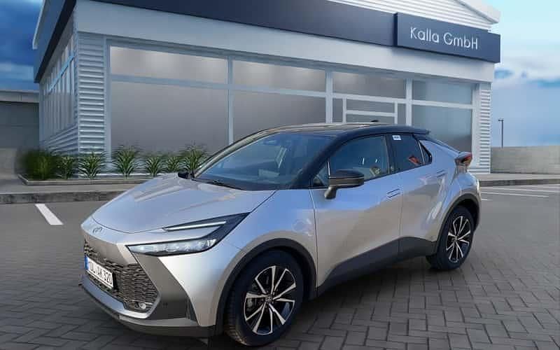 Shimmering silber metallic/dach schwarz Gebraucht 2024 Toyota C-HR Team SUV | 31.999 € (Fairer Preis) - Bild 1/4