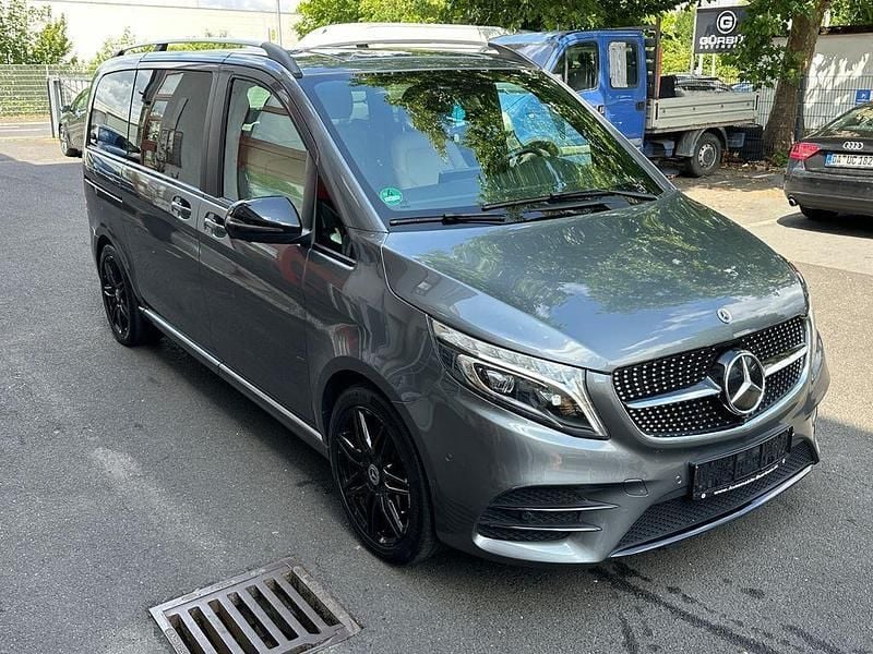 Grau Gebraucht 2022 Mercedes V300 Avantgarde Van / Kleinbus | 43.700 € (Superpreis) - Bild 1/4