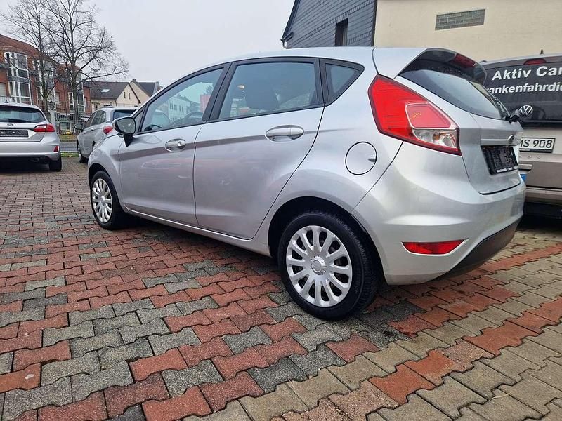 Gebraucht Ford Fiesta Trend 82 PS (60 kW) 2014 Polarsilber metallic Kleinwagen