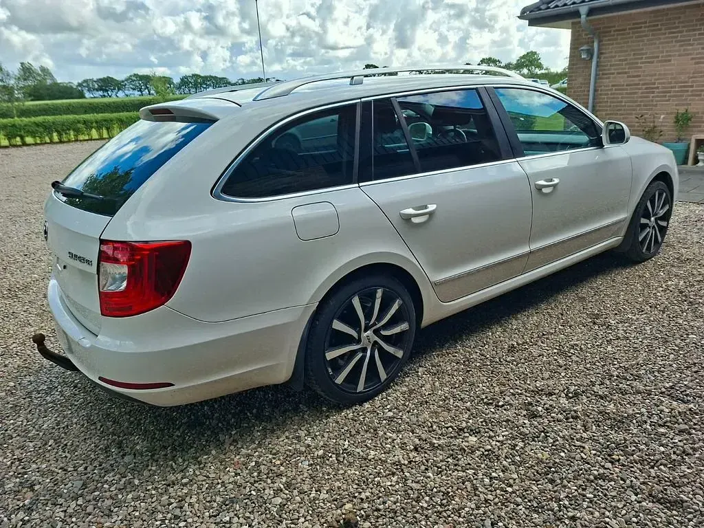 Gebraucht Skoda Superb Elegance 170 PS (125 kW) 2014 Weiß Kombi