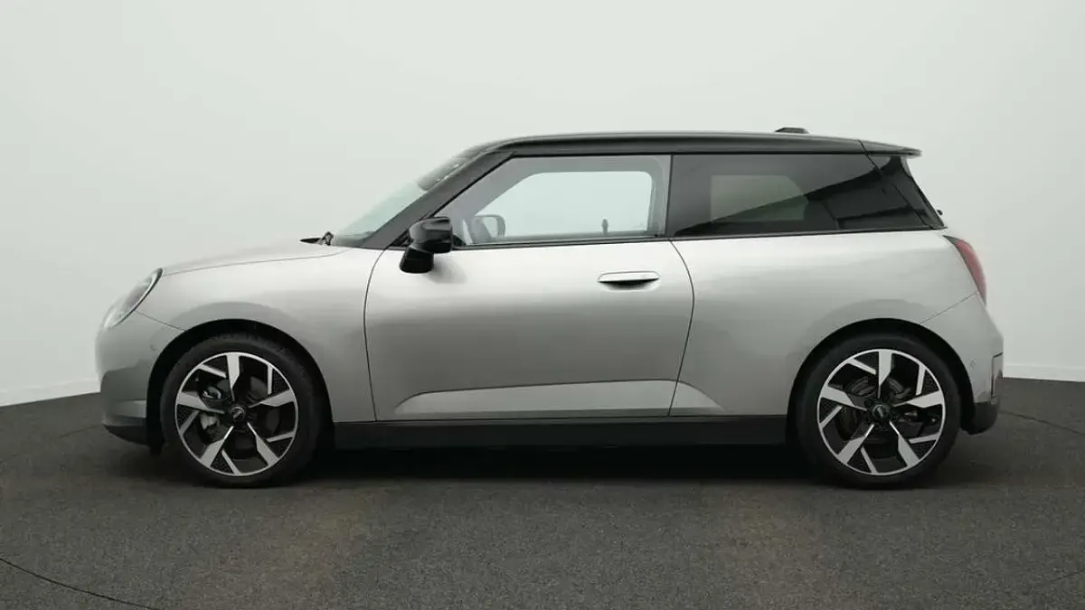 Gebraucht Mini Cooper SE Favoured 160 kW (218 PS) 2024 Grau Kleinwagen