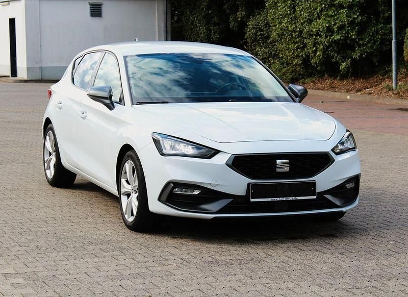 Weiß Gebraucht 2022 Seat Leon FR-Line Limousine | 15.449 € (Superpreis) - Bild 1/4