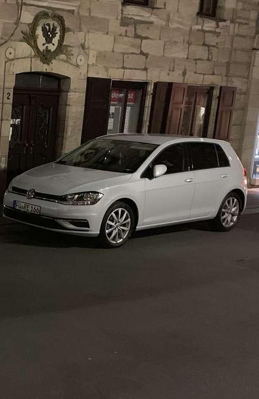 Weiß Gebraucht 2017 VW Golf VII Comfortline Kleinwagen | 14.000 € (Fairer Preis) - Bild 1/3