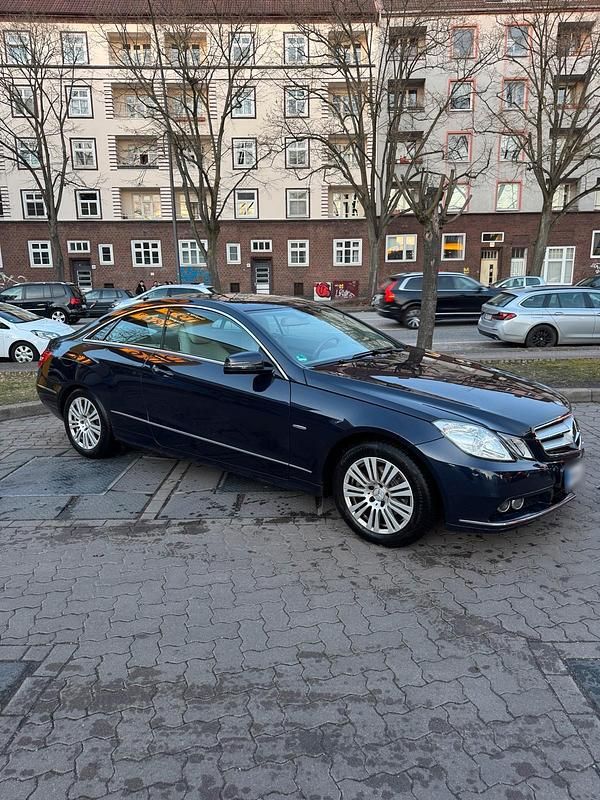 Gebraucht Mercedes E200 184 PS (135 kW) 2010 Blau Coupé
