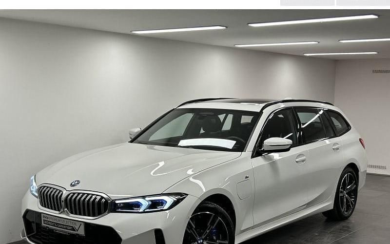 Weiß Gebraucht 2025 BMW 330e Comfort Edition Kombi | 55.970 € (Fairer Preis) - Bild 1/4