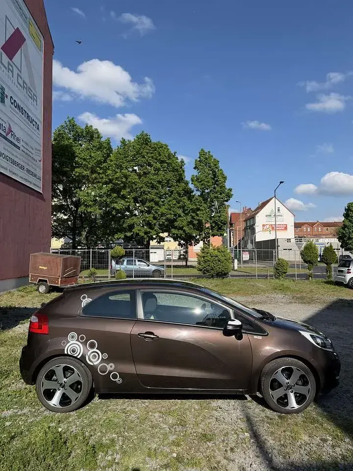 Gebraucht Kia Rio Spirit 109 PS (80 kW) 2012 Wendy brown met. Kleinwagen