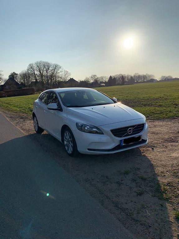 Weiß Gebraucht 2015 Volvo V40 Linje You! Kombi | 12.300 € (Fairer Preis) - Bild 1/4