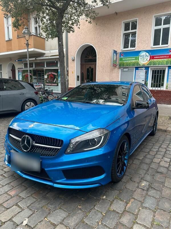Blau Gebraucht 2016 Mercedes A180 AMG line Limousine | 14.500 € (Guter Preis) - Bild 1/4
