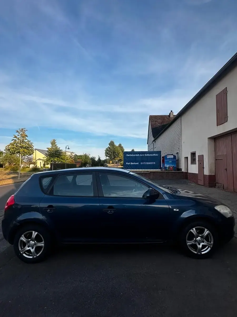 Gebraucht Kia Ceed 80 PS (58 kW) 2009 Blau Kleinwagen