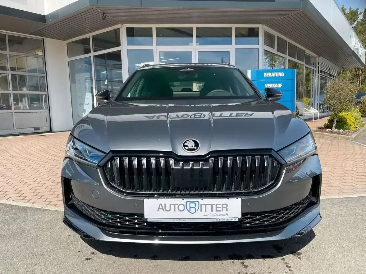 Neu Skoda Superb SportLine 265 PS (194 kW) 2026 Grau Kombi