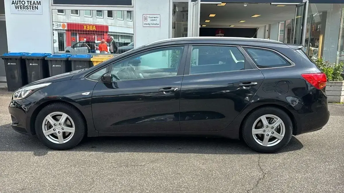 Używany Kia Ceed 99 KM (72 kW) 2014 Czarny Hatchback
