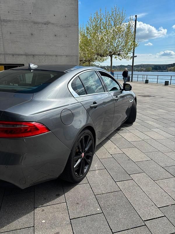 Begagnad Jaguar XE 180 HK (132 kW) 2015 Grå Sedan