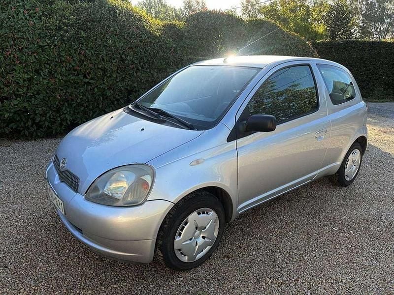 Silber Gebraucht 2002 Toyota Yaris Limousine | 3.400 € (Teuer) - Bild 1/4