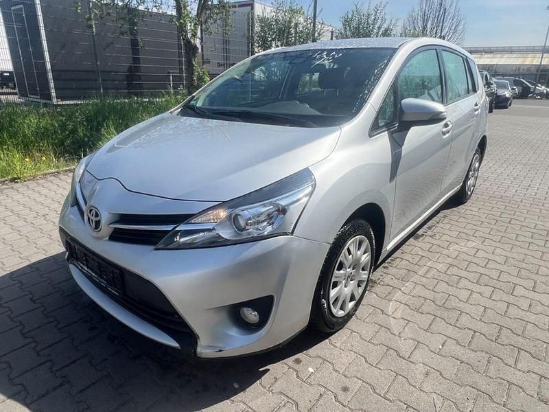 Gebraucht Toyota Verso Basis 132 PS (97 kW) 2017 Silber Van / Kleinbus