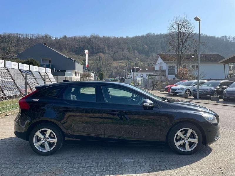 Gebraucht Volvo V40 Momentum 114 PS (83 kW) 2012 Schwarz Kleinwagen